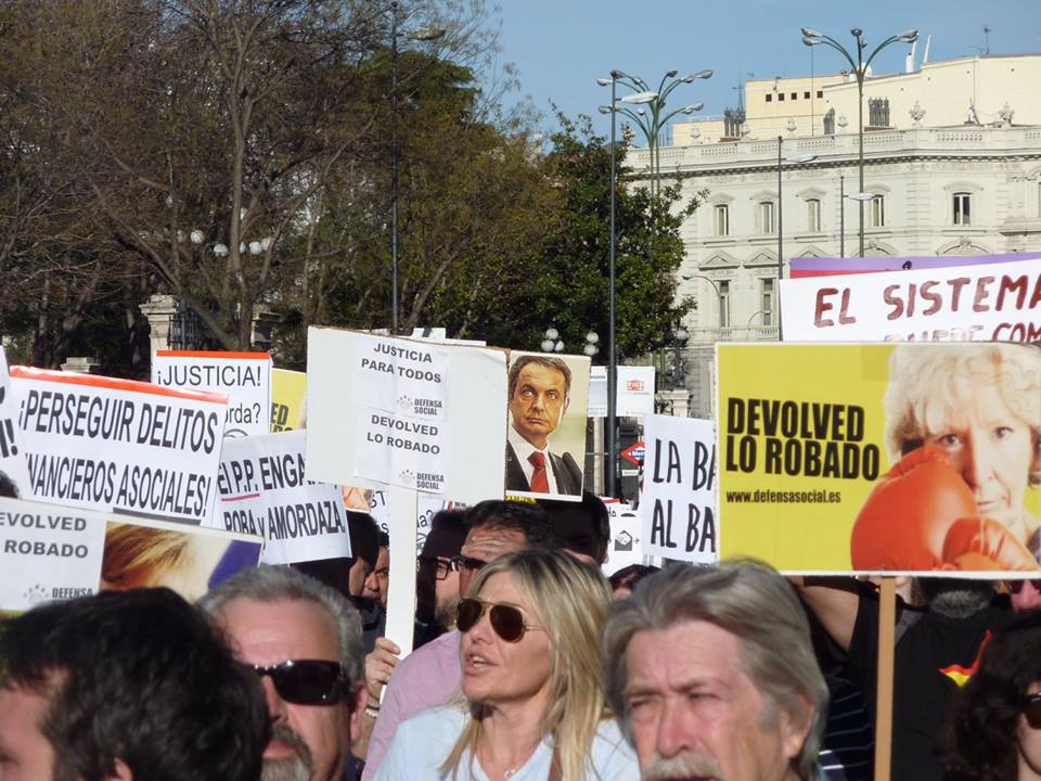 Seguidores de Defensa Social en la manifestación contra la corrupción